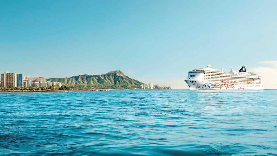 Risteilyalus purjehtii lähellä rannikkoa, jossa on vuorijono ja rakennuksia. (Tekoälyn luoma teksti)