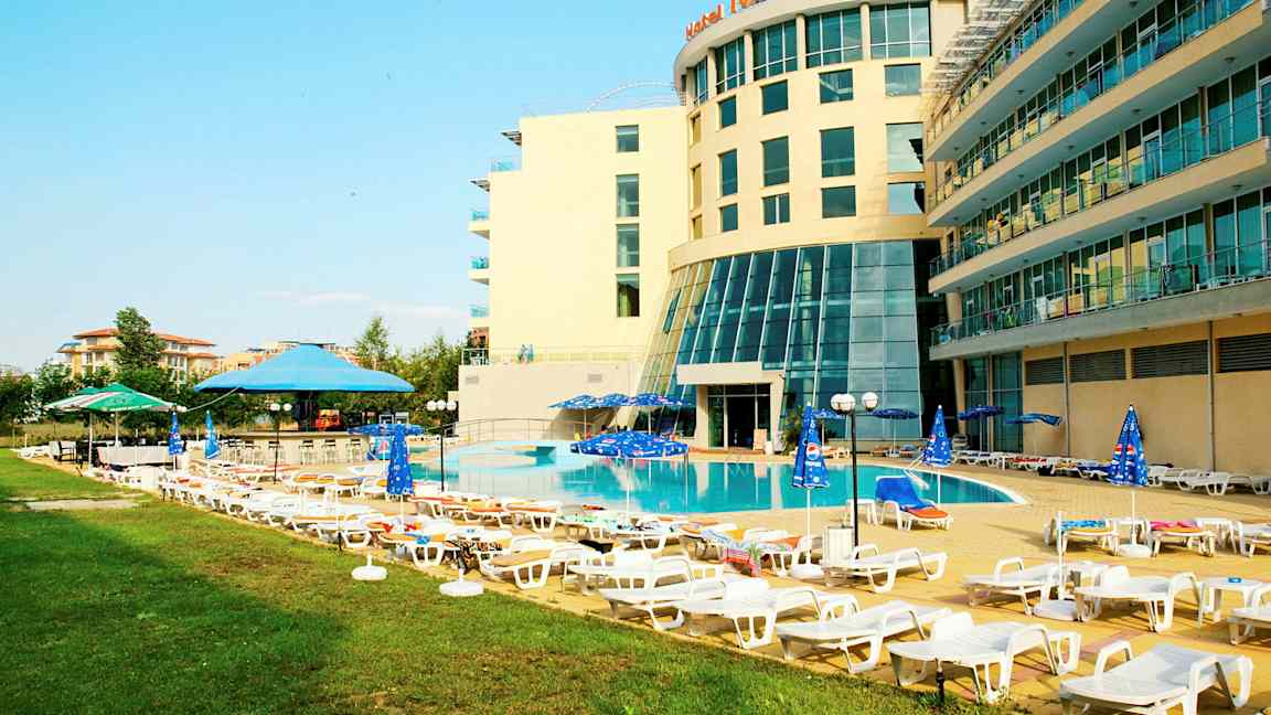 Hotellin allasalue aurinkotuoleineen ja päivänvarjoineen. (Tekoälyn luoma teksti)