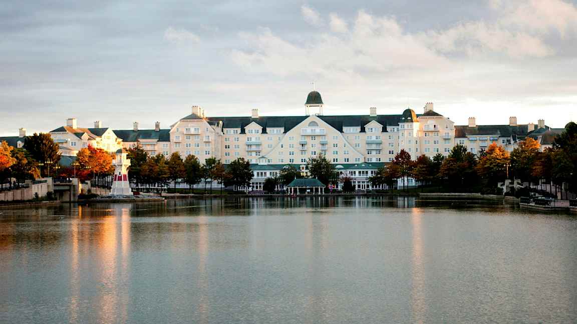 Hotellirakennus järven äärellä, jossa on pieni majakka. (Tekoälyn luoma teksti)
