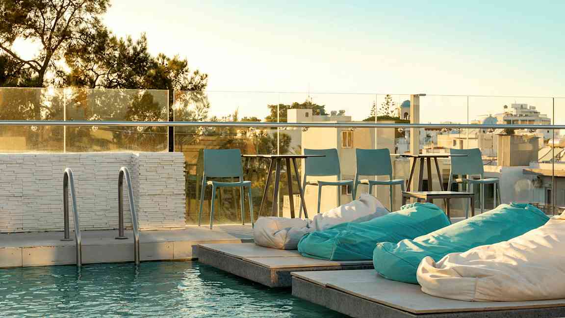 Uima-allas, jossa istuma-alue auringonlaskun aikaan. (Tekoälyn luoma teksti)