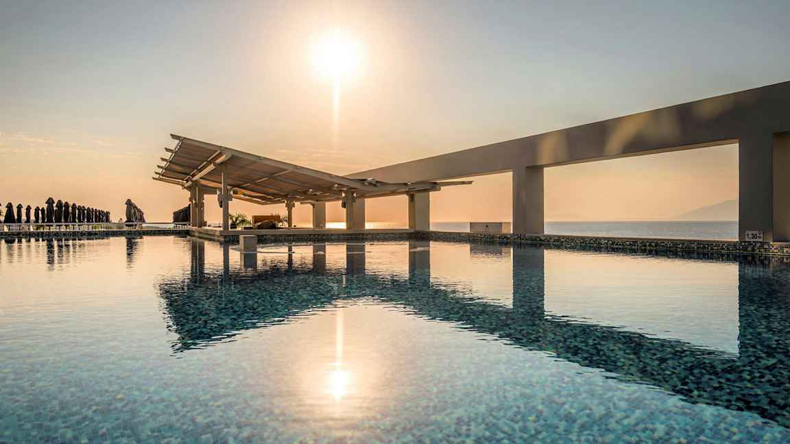 Uima-allas, josta on näkymä merelle ja auringonnousuun. (Tekoälyn luoma teksti)