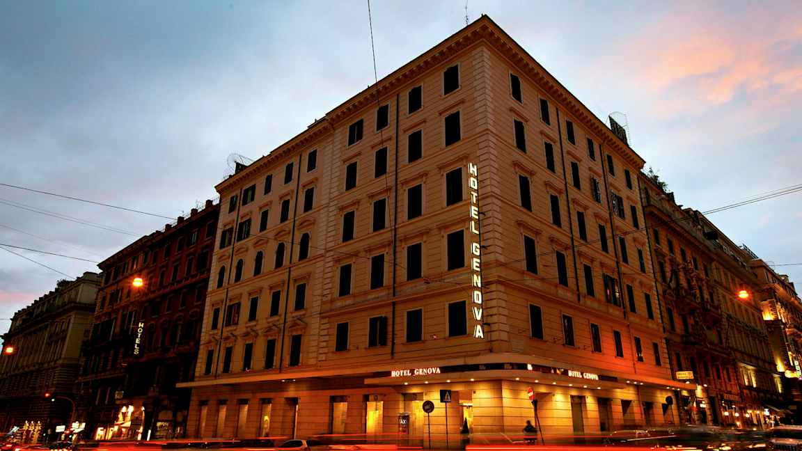 Useamman kerroksen rakennus, jonka julkisivussa lukee valaistuna Hotel Genova. (Tekoälyn luoma teksti)