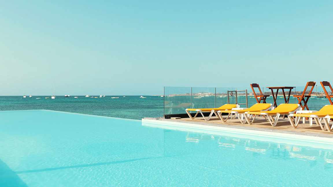 Uima-allas, jonka näköala avautuu merelle, ja aurinkotuoleja sen sivulla. (Tekoälyn luoma teksti)