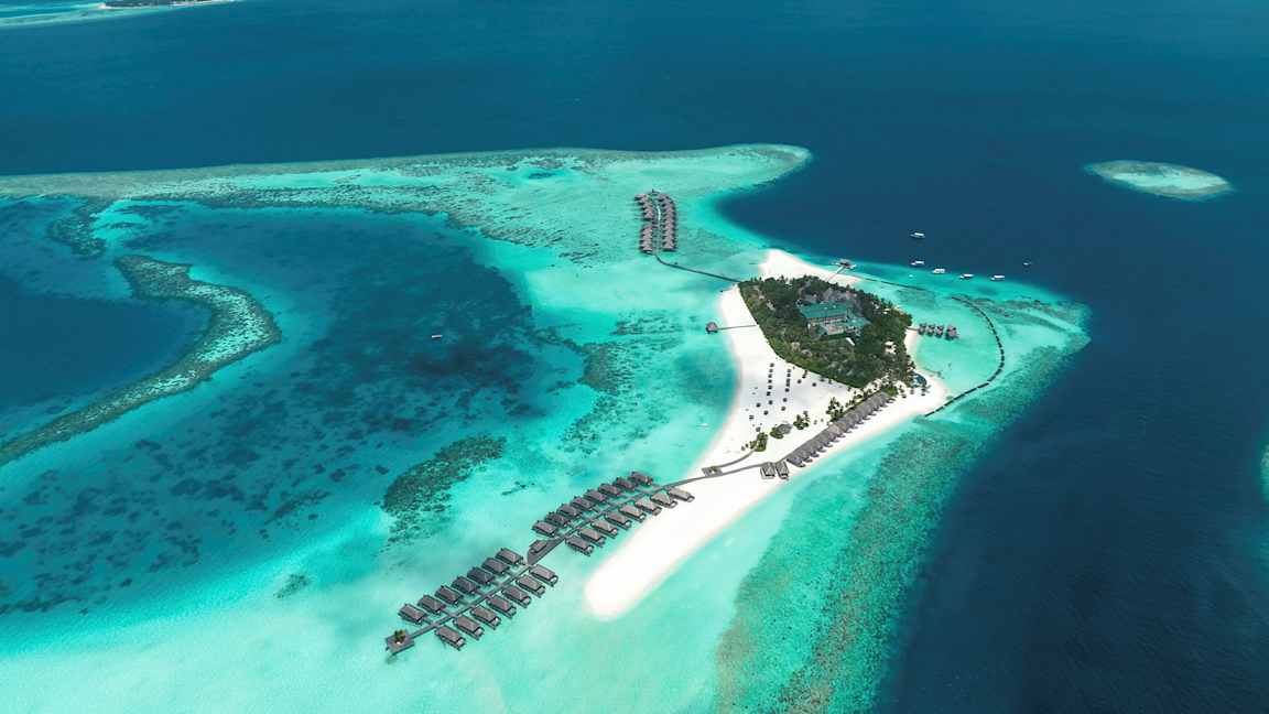 Pieni trooppinen saari, jota ympäröi turkoosi vesi ja riutat. (Tekoälyn luoma teksti)