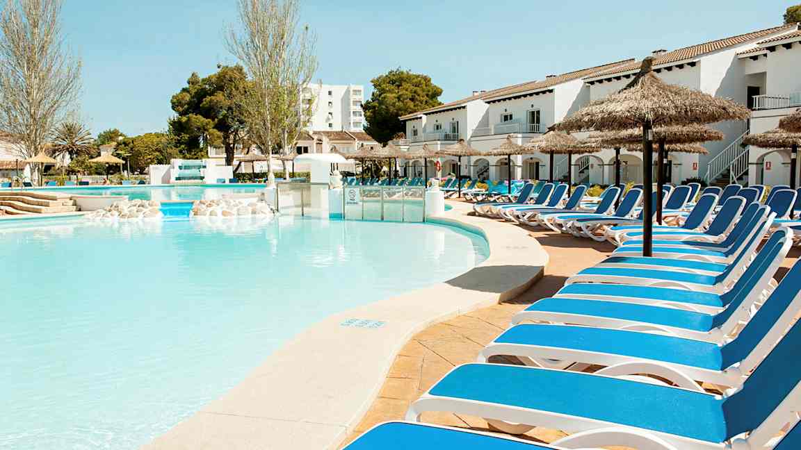 Ulkouima-allas, jonka reunalla on aurinkotuoleja aurinkoisissa olosuhteissa. (Tekoälyn luoma teksti)