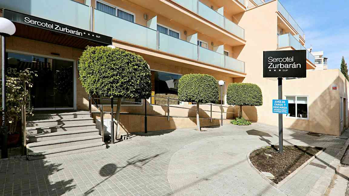 Kuva hotellin Sercotel Zurbarán sisäänkäynnistä, jossa on puita ja parvekkeita. (Tekoälyn luoma teksti)