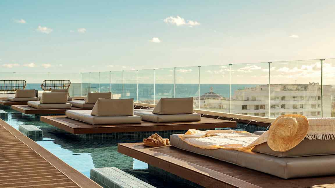 Makuualueet uima-altaalla näkymällä kaupunkiin ja merelle. (Tekoälyn luoma teksti)