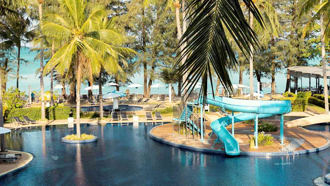 Ulkouima-allas, jossa sininen vesiliukumäki ja palmuja ympärillä. (Tekoälyn luoma teksti)