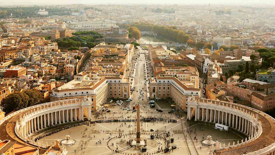 Näkymä Vatikaanivaltion Pyhän Pietarin aukiolle, jota ympäröivät rakennukset ja pyhiinvaellusmatkat. (Tekoälyn luoma teksti)
