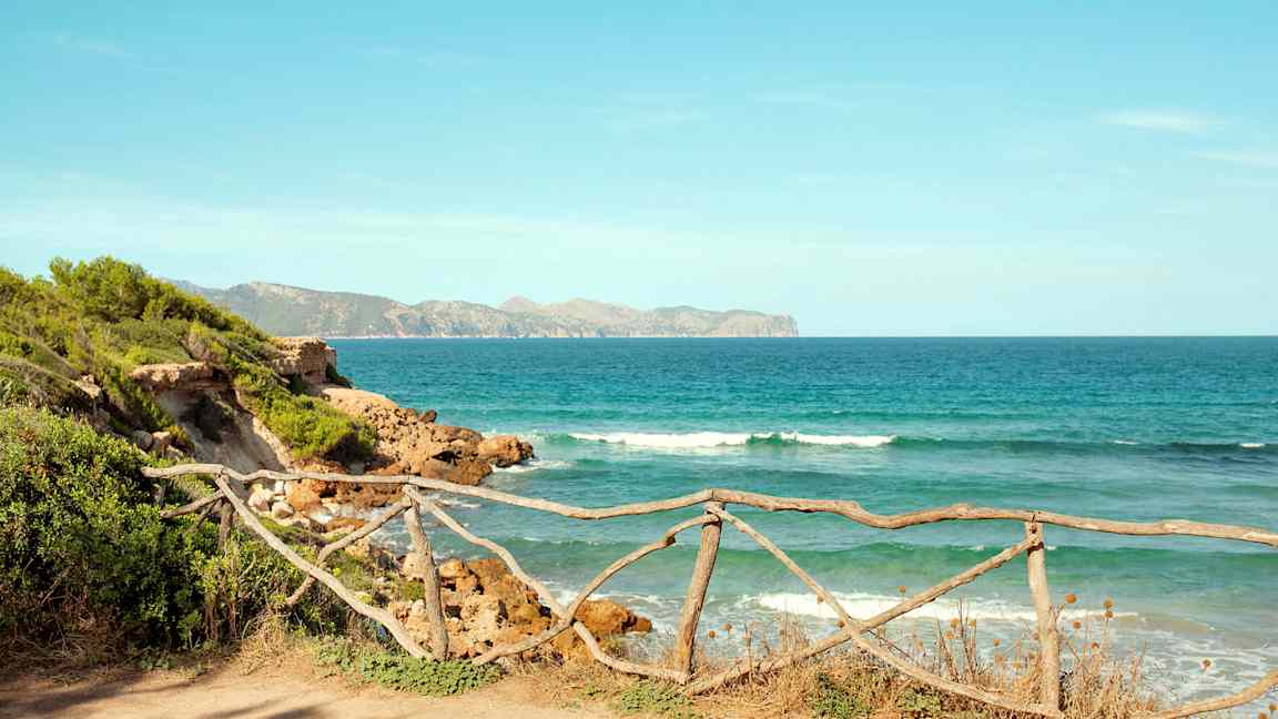 Ranta puisella aidalla ja taustalla meri. (Tekoälyn luoma teksti)