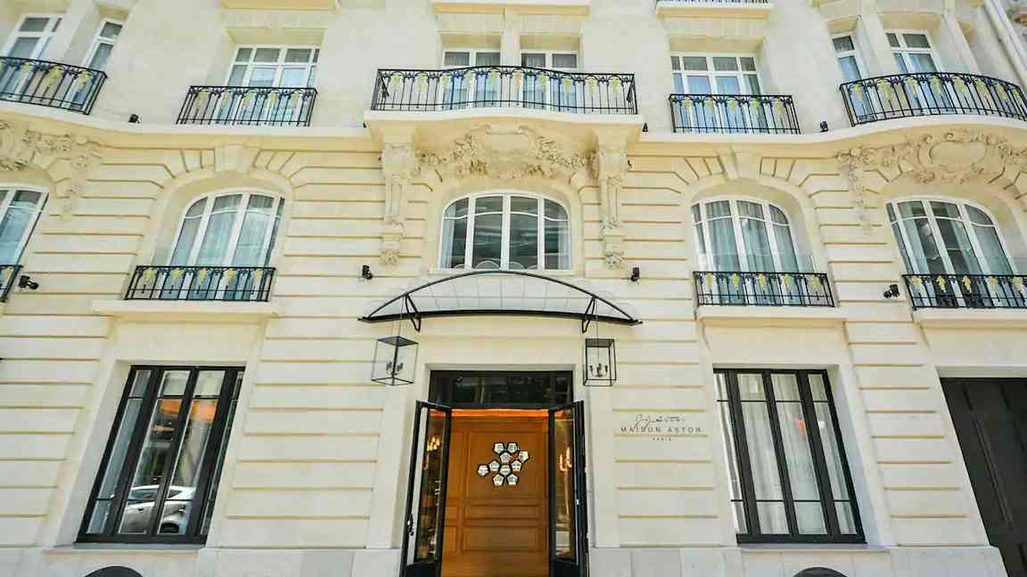 Kuva Maison Astor Pariisin julkisivusta, jossa on klassista arkkitehtuuria ja koristelua. (Tekoälyn luoma teksti)
