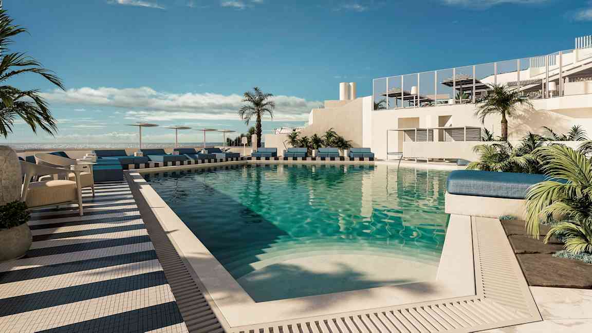 Aurinkoinen uima-allasalue, jota ympäröivät aurinkotuolit ja palmut. (Tekoälyn luoma teksti)