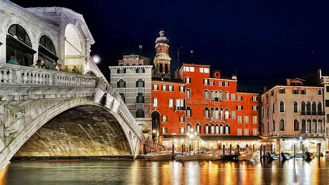 Yönäkymä Rialton sillasta ja läheisistä rakennuksista Grand Canalilla Venetsiassa. (Tekoälyn luoma teksti)