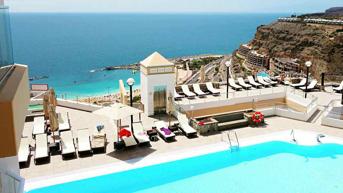 Uima-allasalue, josta on näkymä merelle ja rannalle. (Tekoälyn luoma teksti)