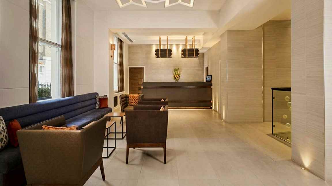 Nykyaikaisesti sisustettu aula-alue, jossa on istuimia ja vastaanottotiski. (Tekoälyn luoma teksti)