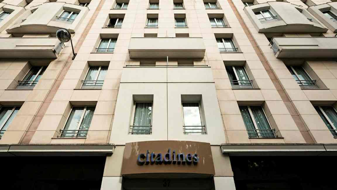 Rakennuksen julkisivu, jossa 'Citadines'-kyltti ja useita ikkunoita. (Tekoälyn luoma teksti)