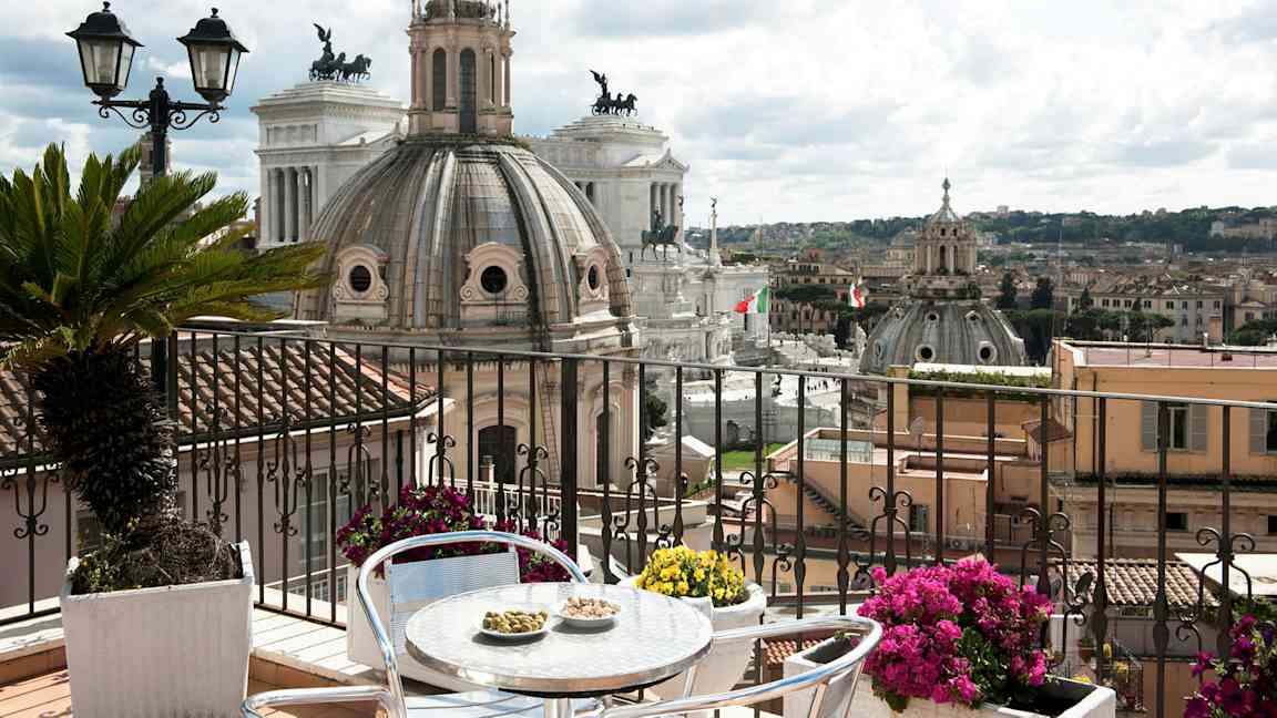 Kuva terassilta, jolta avautuu näkymä Rooman arkkitehtuuriin, mukaan lukien kupolit ja monumentit. (Tekoälyn luoma teksti)
