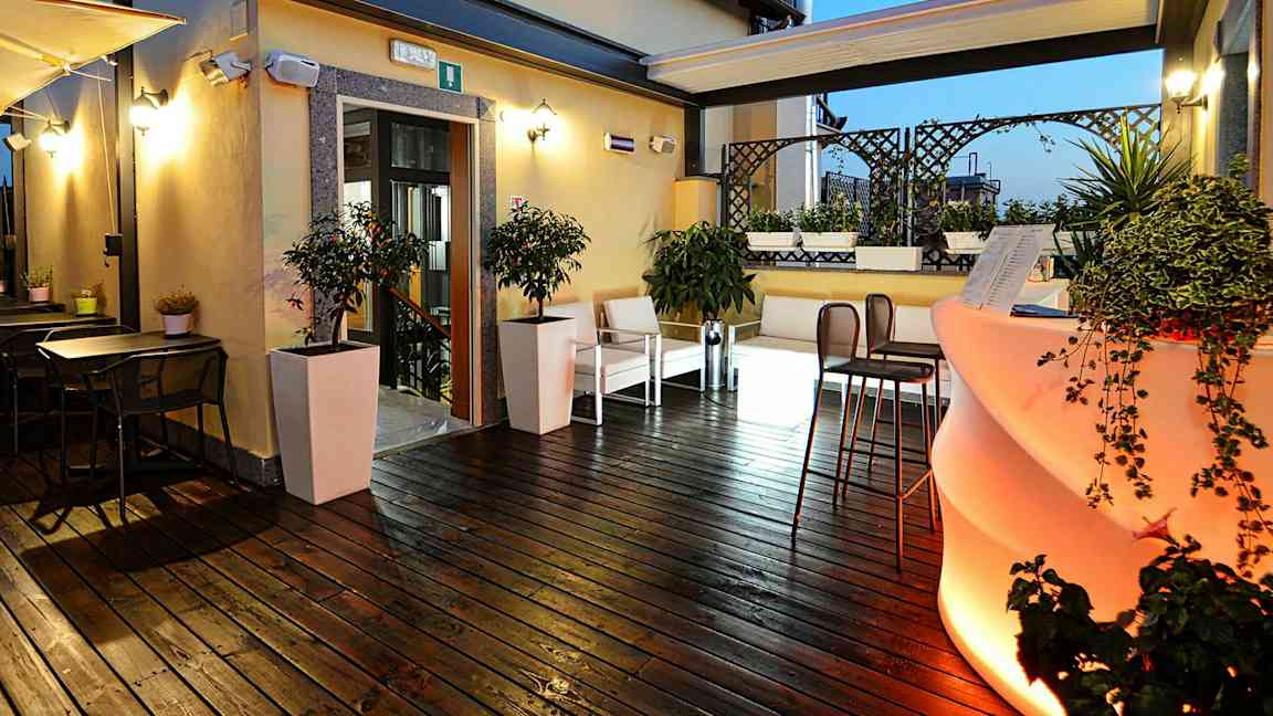 Ulkoterassi, jossa on puisia kalusteita ja nykyaikainen sisustus. (Tekoälyn luoma teksti)