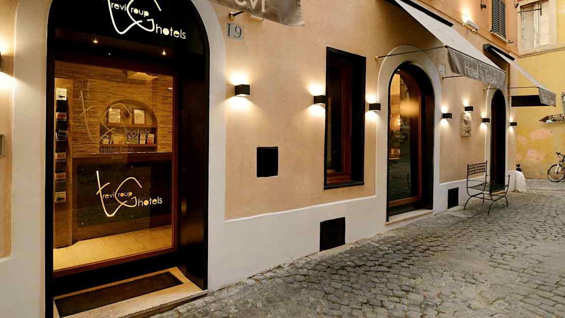 Hotel Trevin ulkopuoli sisäänkäynnillä ja kilvellä. (Tekoälyn luoma teksti)