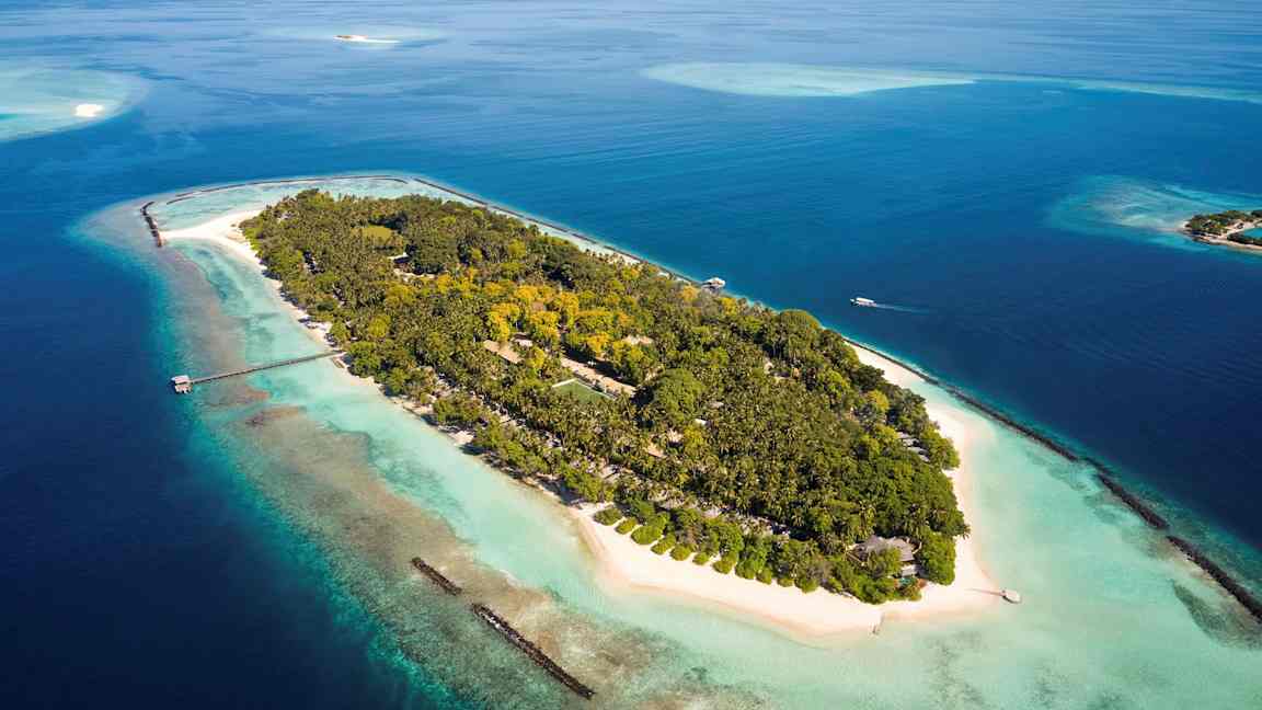 Saari trooppisilla kasveilla, turkoosilla vedellä ja hiekkarannalla. (Tekoälyn luoma teksti)