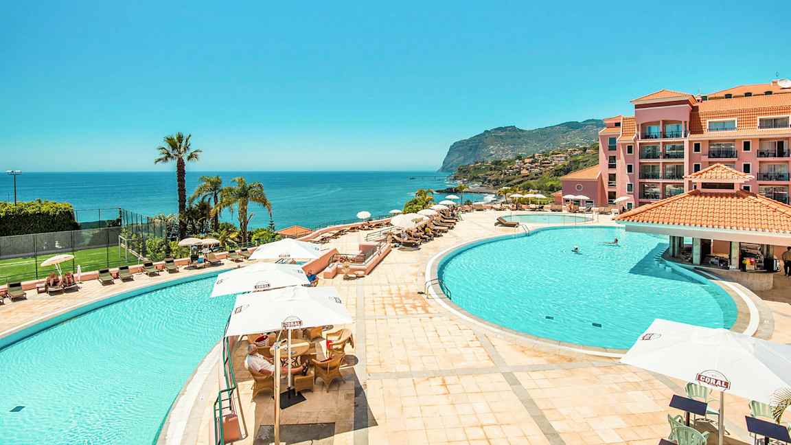 Hotellin ulkouima-allas, näkymä merelle ja vuoristoinen rannikko. (Tekoälyn luoma teksti)