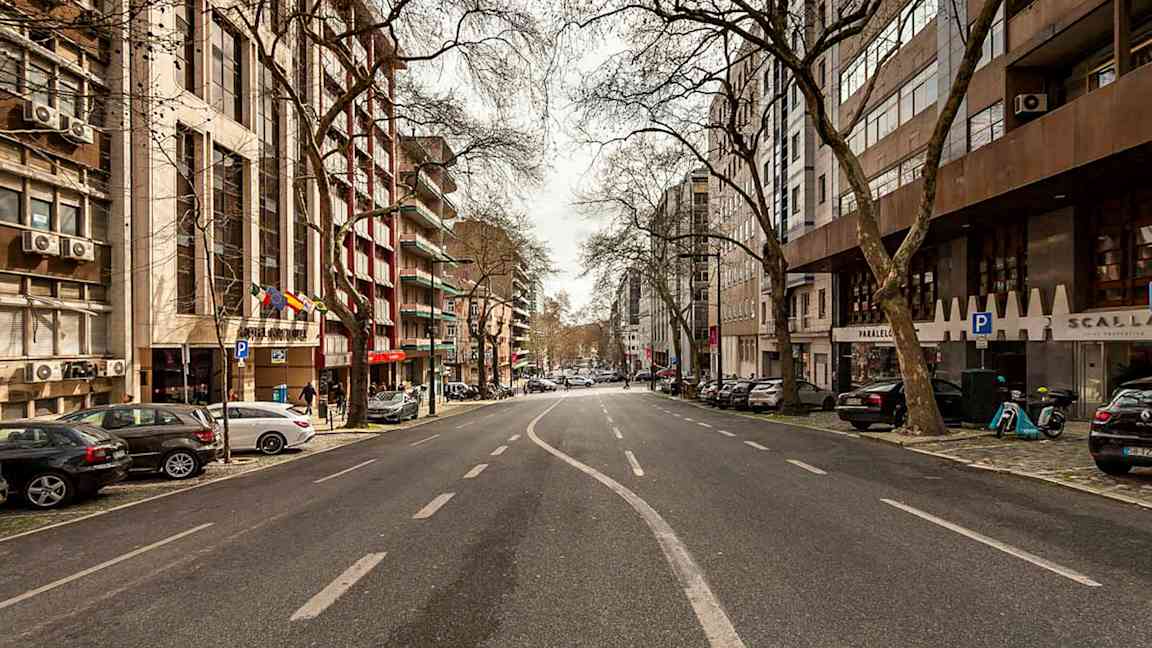 Kuva tyhjästä kaupunkikadusta, jota reunustavat rakennukset ja puut. (Tekoälyn luoma teksti)