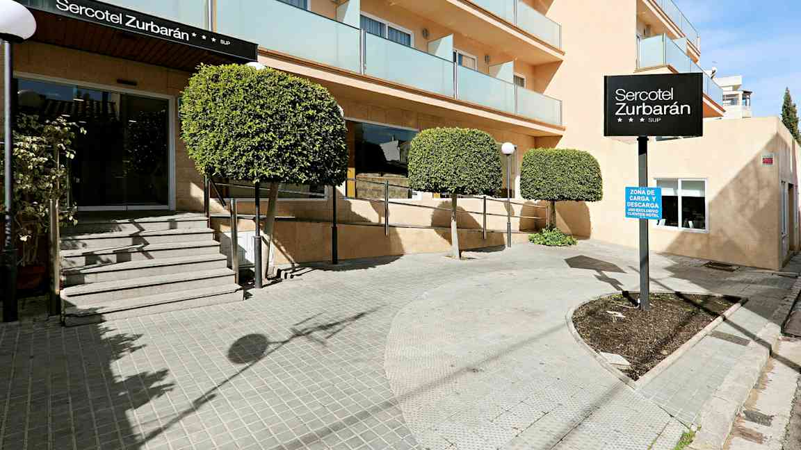 Kuva hotellin Sercotel Zurbarán sisäänkäynnistä, jossa on puita ja parvekkeita. (Tekoälyn luoma teksti)