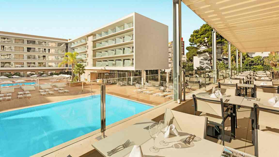 Hotellialue, jossa uima-allas ja ulkoravintola. (Tekoälyn luoma teksti)
