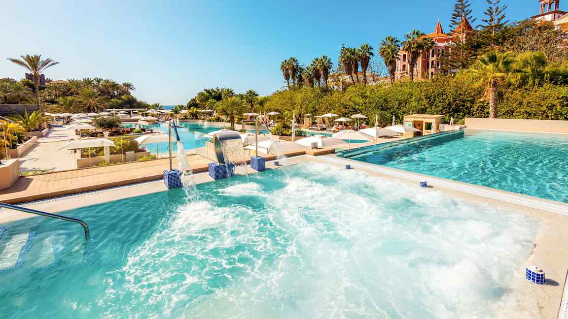 Ulkouima-allasalue porealtaalla ja ympäröivillä vihreillä kasveilla. (Tekoälyn luoma teksti)