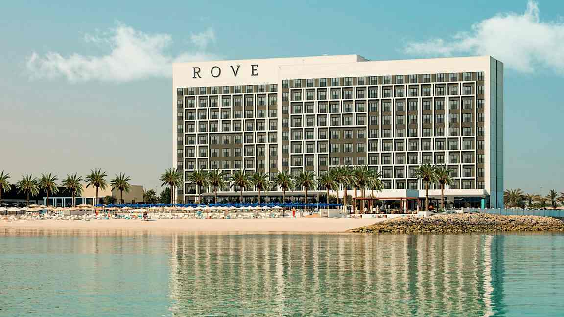 Hotelli rannalla, jossa on palmuja. (Tekoälyn luoma teksti)