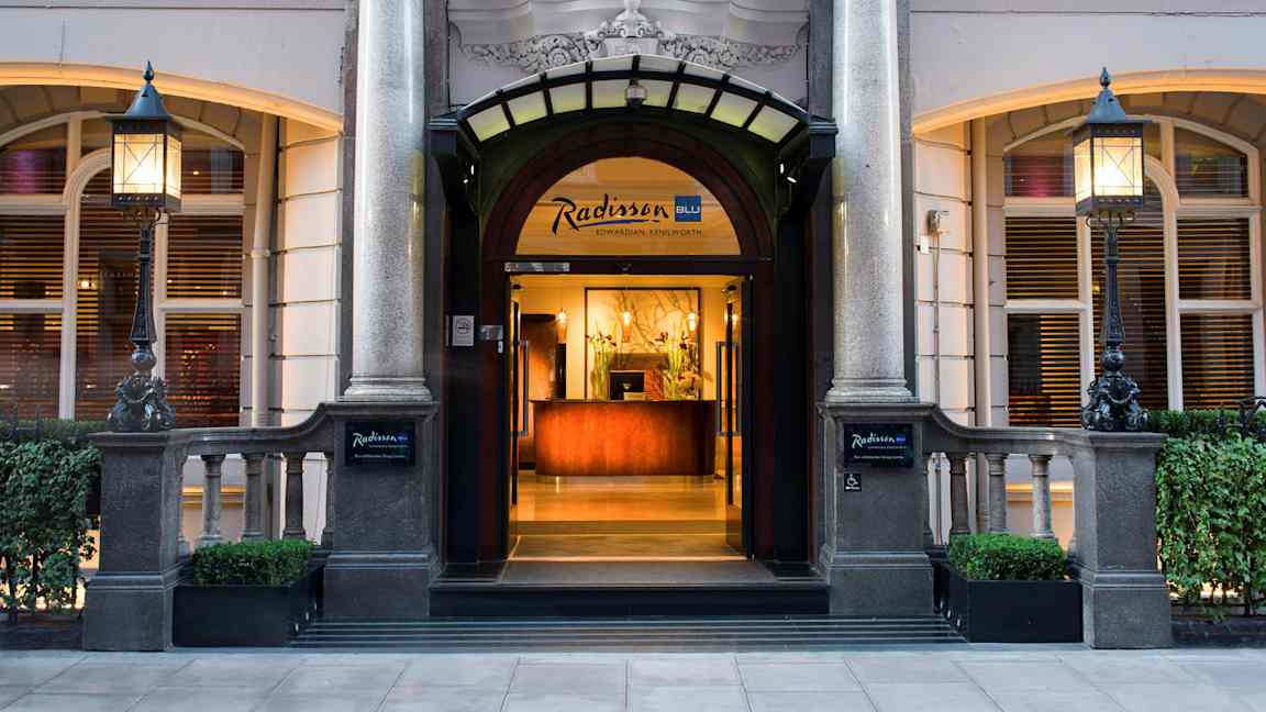 Sisäänkäynti Radisson Blu Edwardian Kenilworth Hotelliin. (Tekoälyn luoma teksti)