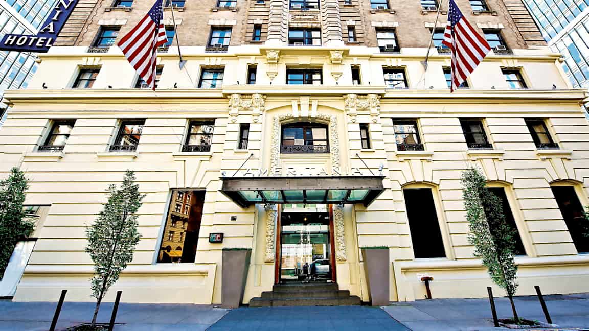 Rakennus, jossa on koristeltu sisäänkäynti ja Yhdysvaltain liput oven edessä. (Tekoälyn luoma teksti)