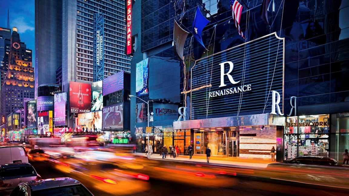 Kaupunkimaisema korkeilla rakennuksilla ja neonvaloilla. (Tekoälyn luoma teksti)