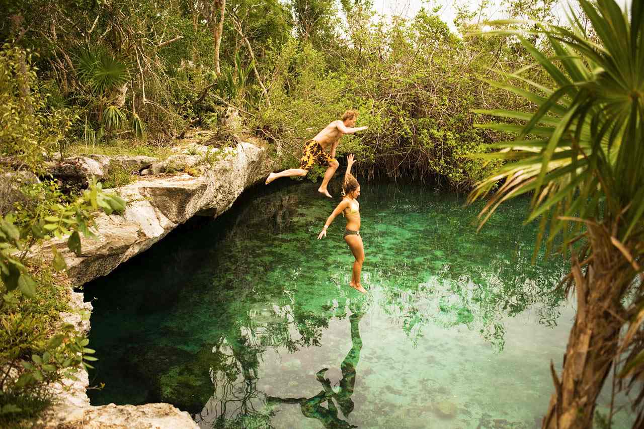 Cenote - makeanveden täyttämä luola viidakossa