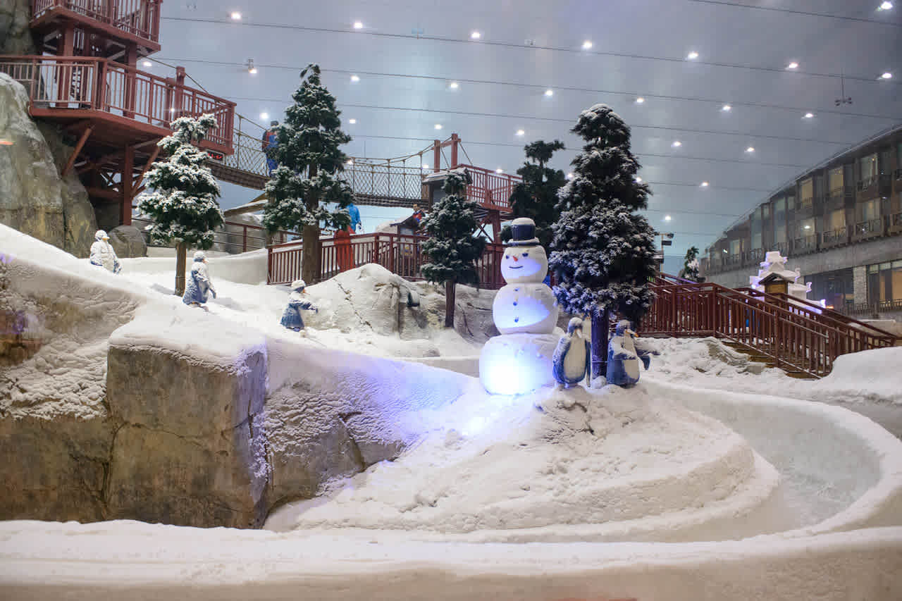 Ski Dubai sijaitsee Mall of Emiratesissa, Dubai Marinan vieressä