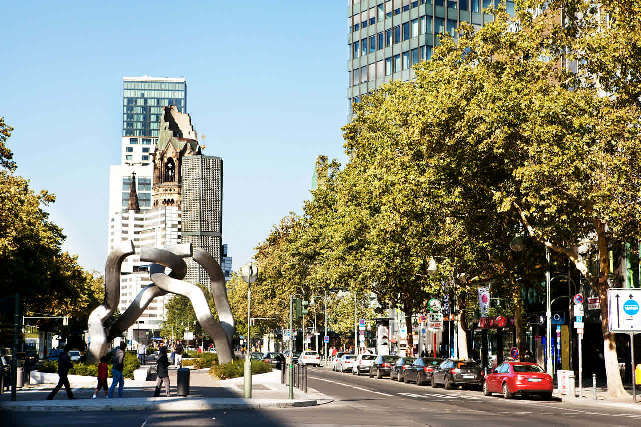 Kurfürstendamm-ostoskatu, jolla on "Berlin"-veistos ja Kaiser-Wilhelm-Gedächtniskirche-kirkko, Berliini