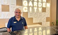 Cetin on tunnettu kasvo vastaanotossa ja hän pitää hyvää huolta hotellivieraista