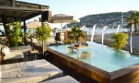 Hotellin vieraat voivat käyttää En Vie Beach -sisarhotellin relax-allasta