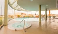 Hotellin sisäuima-allas ja poreallas spa-osastolla