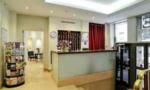 Hotellin vastaanotto, jossa tiski ja avainkaappi. (Tekoälyn luoma teksti)