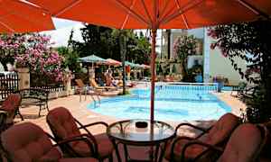 Ulkouima-allas, jonka ympärillä on aurinkotuoleja ja päivänvarjoja, etualalla istuinryhmä. (Tekoälyn luoma teksti)