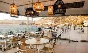 Moderni ravintola merinäköalalla. (Tekoälyn luoma teksti)