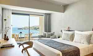 Hotellihuone nykyaikaisella sisustuksella ja näkymä merelle. (Tekoälyn luoma teksti)