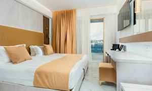 Kahden hengen huone, jossa on nykyaikainen sisustus ja näkymä ikkunasta. (Tekoälyn luoma teksti)