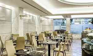 Kuva nykyaikaisesta ravintolasta, jossa on marmorilattiat, katetut pöydät ja beiget tuolit. (Tekoälyn luoma teksti)