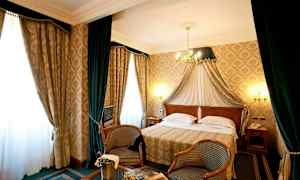 Kuva perinteisesti sisustetusta hotellihuoneesta, jossa on parivuode ja tyylikkäät huonekalut. (Tekoälyn luoma teksti)