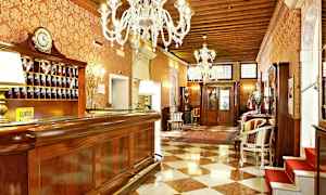 Hotellin aula vastaanotolla, tyylikkäästi sisustettu kattokruunuilla ja marmorilattialla. (Tekoälyn luoma teksti)