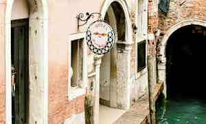 Sisäänkäynti hotelliin kanavan varrella Venetsiassa. (Tekoälyn luoma teksti)