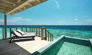 Terassi, jossa aurinkotuoleja, merinäköala ja uima-allas. (Tekoälyn luoma teksti)