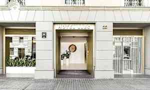 Kuva hotellin Lleon sisäänkäynnistä, jossa on suuret lasipinnat ja nykyaikainen sisäänkäynti. (Tekoälyn luoma teksti)